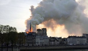 Incêndio atinge Catedral de Notre-Dame em Paris