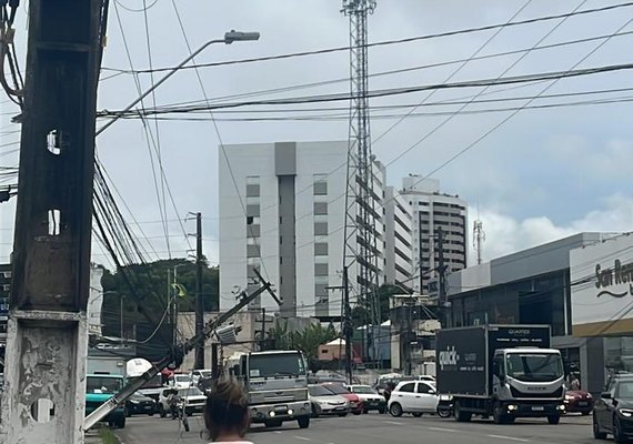 Caminhão colide em poste de energia e ele fica ''pendurado''  na Ponta Verde