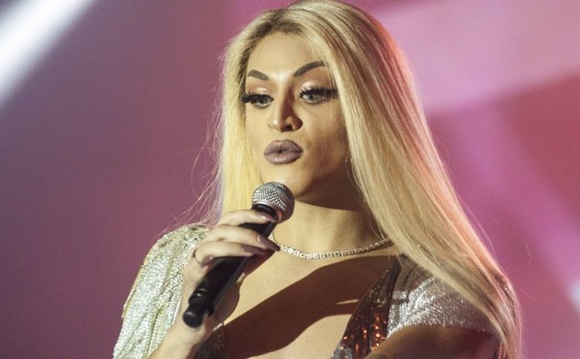 Pabllo Vittar dá tapa em fã após puxão de cabelo em show