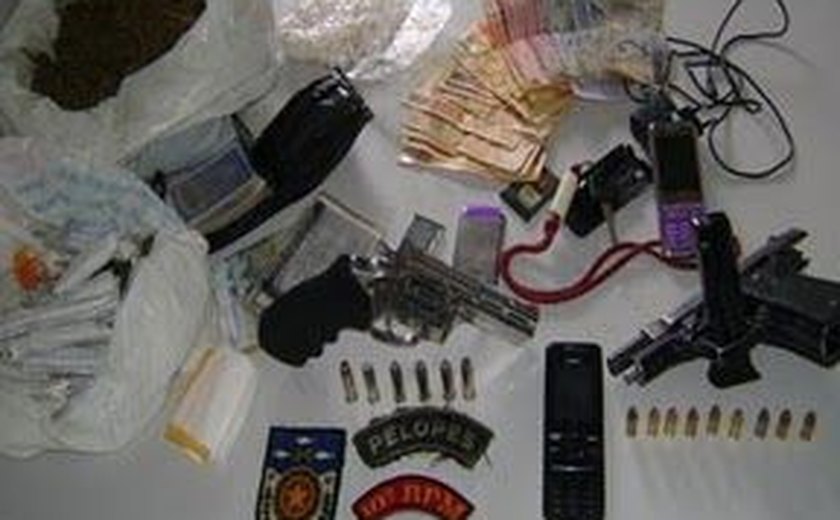 Dupla é presa por tráfico de drogas em residências na capital