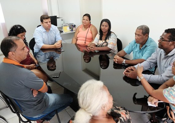 Vice-prefeito recebe moradores da orla lagunar para conhecer projeto de obras na região