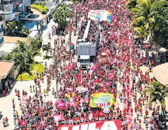 Apoiadores de Lula formam multidão na orla de Maceió