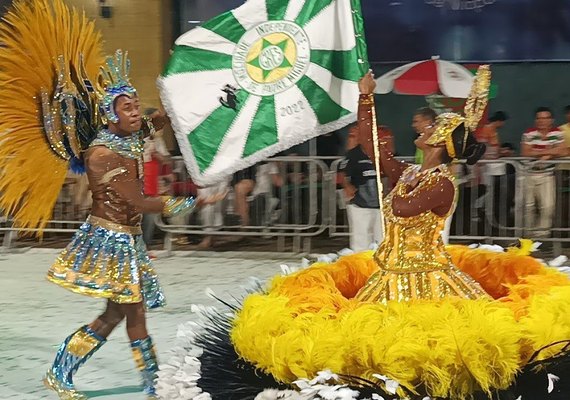 Segundo dia de desfiles na Sapucaí destaca histórias afro-brasileiras
