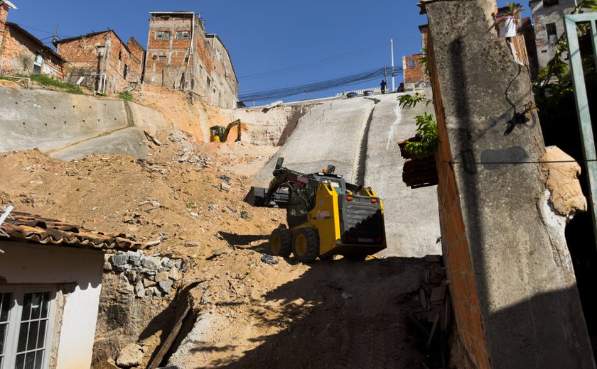 Obra de contenção em encosta no Jacintinho avança 70%