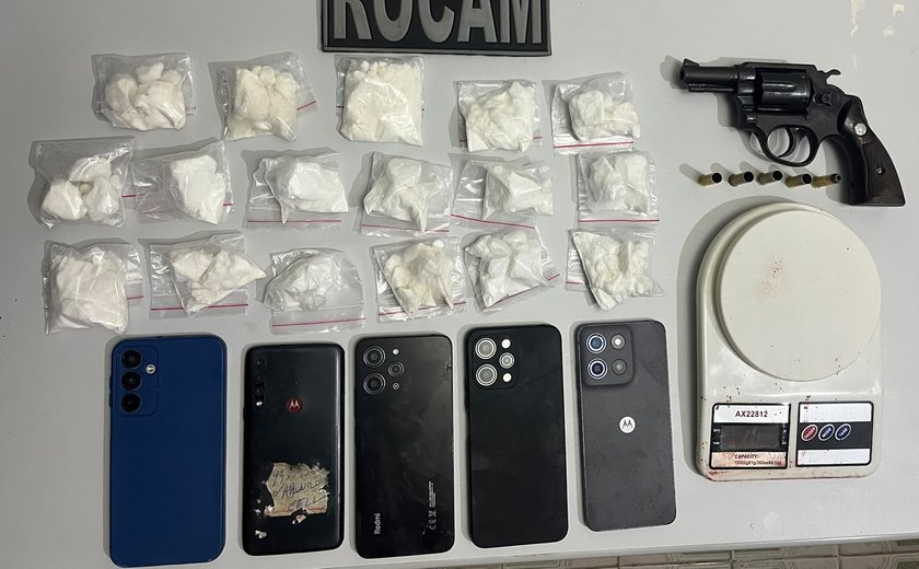 PM apreende uma arma, cerca de um quilo de drogas, seis celulares e uma motocicleta no interior de Alagoas