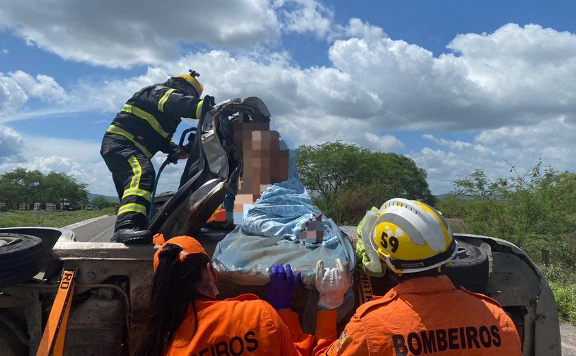 Um homem morre e duas pessoas ficam feridas em capotamento na BR-316