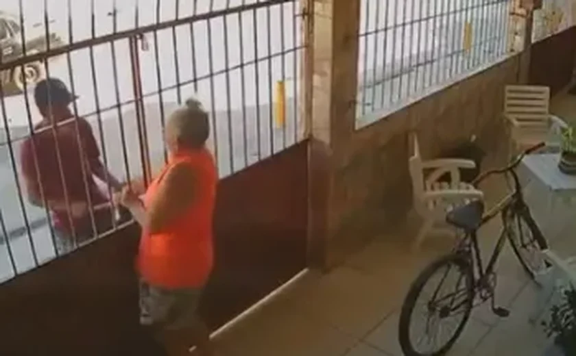 Mulher impede tentativa de invasão a residência no Benedito Bentes