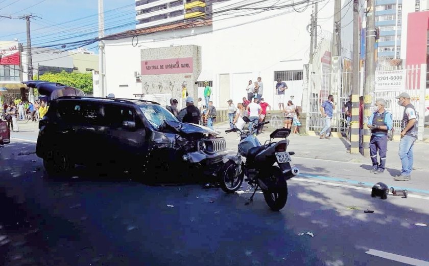 Motorista atropela três motociclistas e um morre na Avenida Fernandes Lima