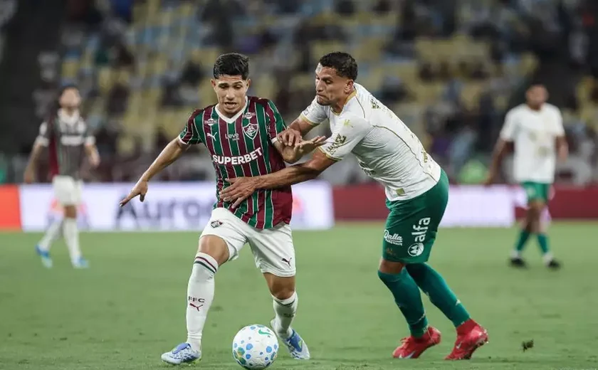 Fluminense vence a Chapecoense e segue entre os primeiros