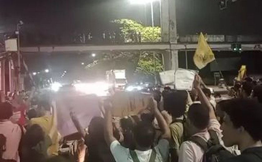 Estudantes da Universidade Federal de Alagoas bloqueiam via em protesto contra mudanças nas linhas de ônibus