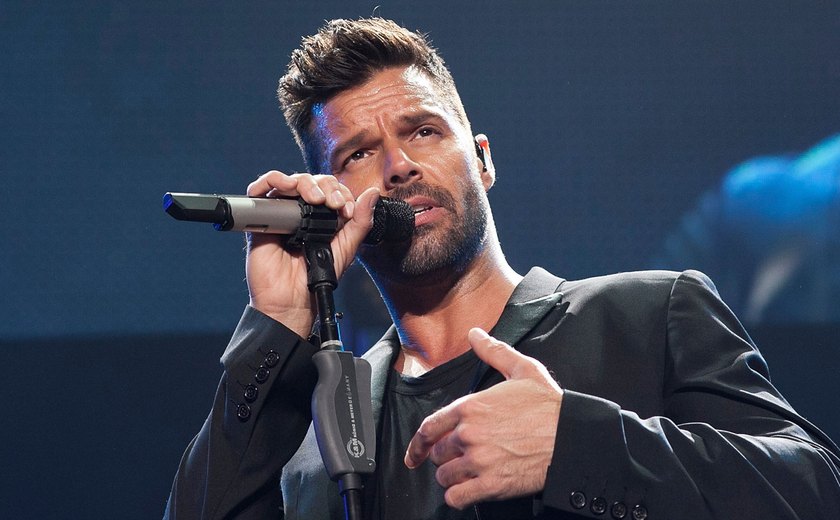 Cantor Ricky Martin pede indenização milionária após acusação de assédio sexual