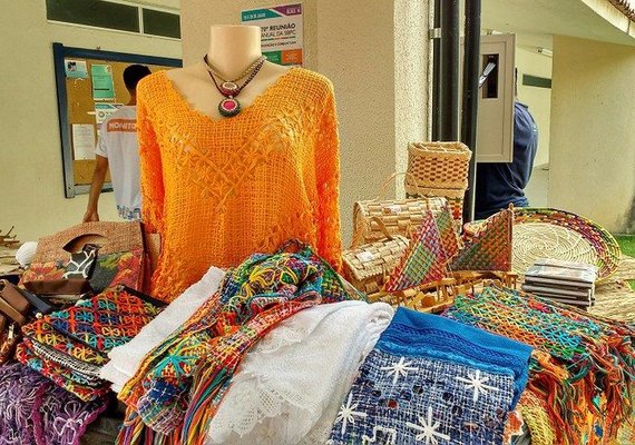Feira de artesanato conecta visitantes da SBPC com a arte popular alagoana