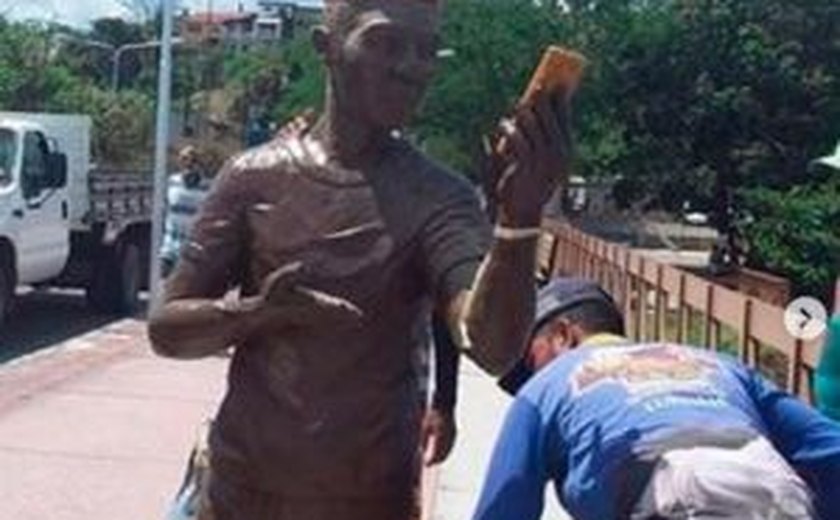 Moradores protestam e Prefeitura de Penedo muda local de estátua de Carlinhos Maia