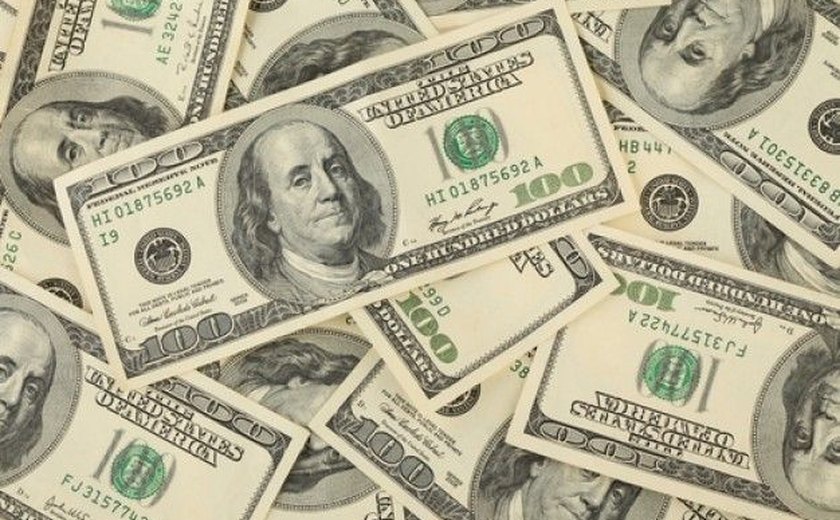 Dólar fecha em alta em dia marcado por cautela externa e política