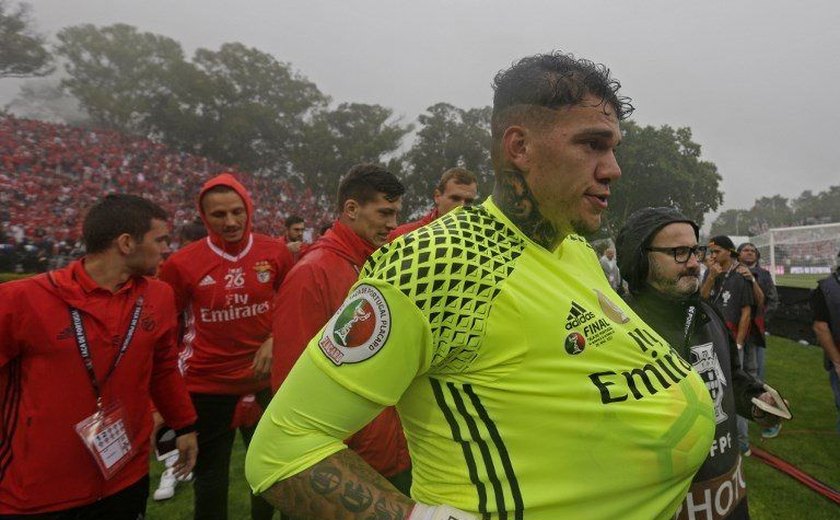 Goleiro Ederson viaja a Manchester para finalizar acordo com o City