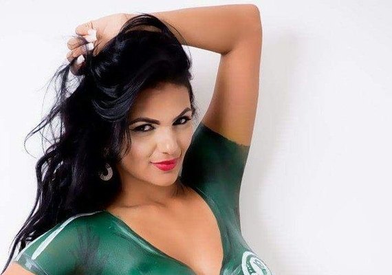 Musa do Palmeiras posa nua com pintura corporal pelo título do time