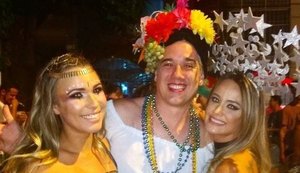 Rogério Flausino, do Jota Quest, se veste de baiana para carnaval