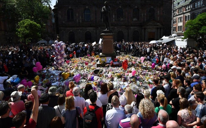 Multidão canta Oasis após minuto de silêncio em Manchester; assista