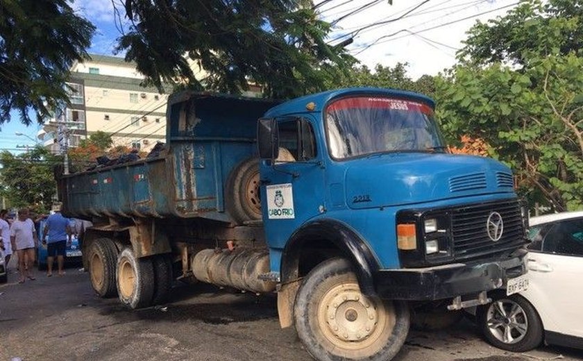 Homem rouba caminhão de lixo, bate em 8 carros e acaba preso no RJ