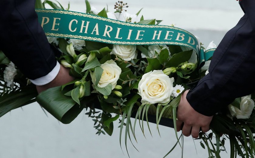 França homenageia vítimas de terrorismo contra revista Charlie Hebdo