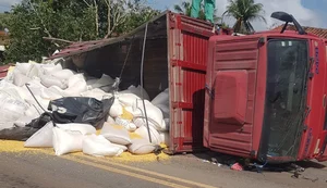 Caminhão carregado com ração tomba em ladeira no Agreste de Alagoas e motorista fica ferido