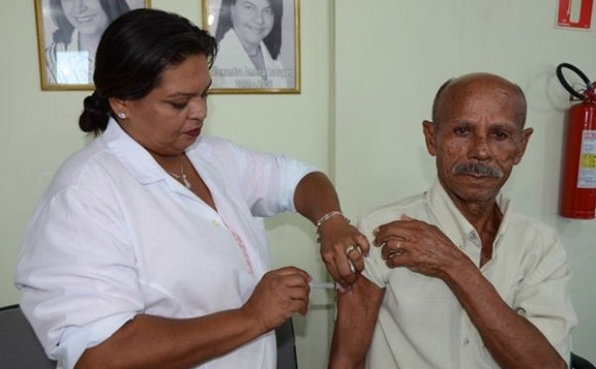 Vacinação contra influenza na casa de idosos acamados começa segunda-feira em Maceió