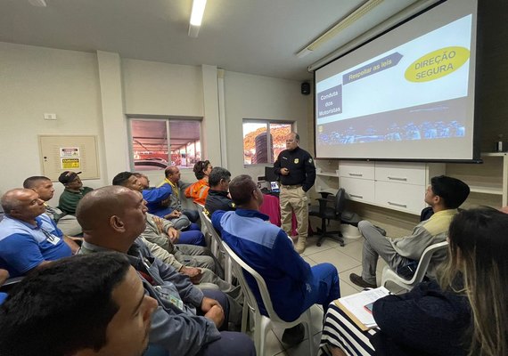 PRF promove palestra sobre segurança no trânsito para transporte de produtos perigosos