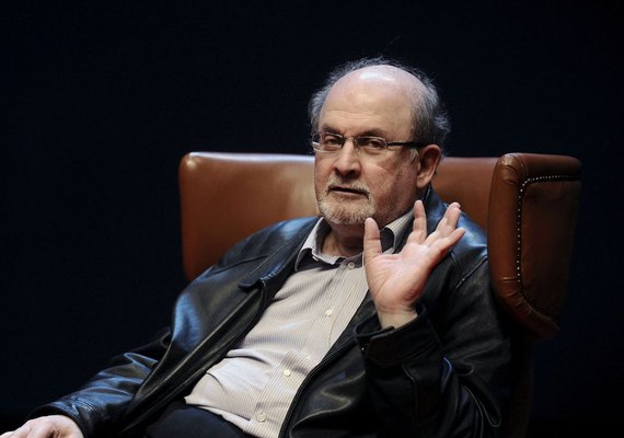 Romancista Salman Rushdie é atacado e ferido em evento, em Nova York