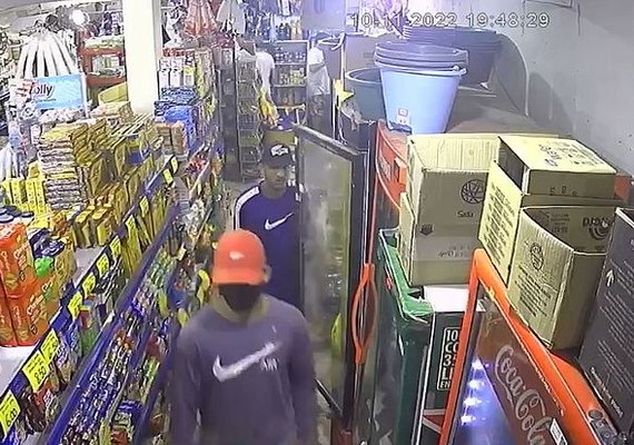 Assaltantes entram em mercadinho, se passam por clientes e anunciam assalto