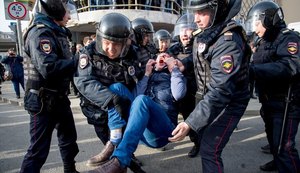 Centenas de pessoas são detidas em manifestação anticorrupção em Moscou