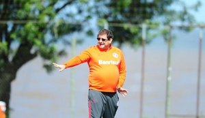 Guto fecha treino e mantém mistério no ataque do Inter para jogo com o CRB