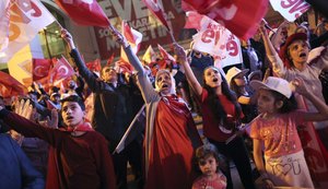 Reforma que amplia poderes do presidente é aprovada em referendo na Turquia