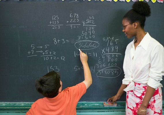 Governo de Alagoas garante reajuste nacional de piso para professores