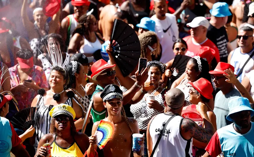 Ativistas denunciam 'blackface' em fantasias de carnaval