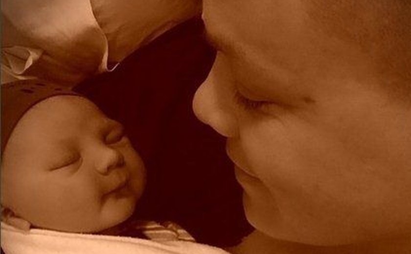Cantora Pink exibe rostinho do segundo filho 2 dias após o parto