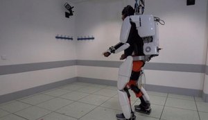 Homem paralítico volta a andar com ajuda de exoesqueleto controlado pelo cérebro