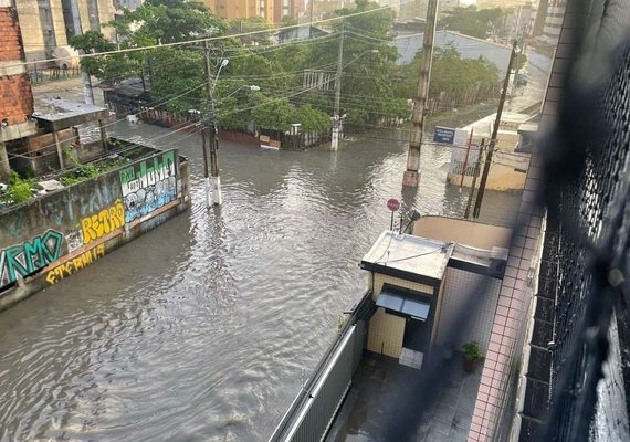 Ruas ficam alagadas após chuvas da madrugada em Maceió