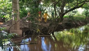 Corpo de Bombeiros retira cadáver de homem de rio em Porto Calvo