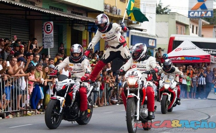 Motociclistas profissionais da Equipe Força e Ação se apresentam em Coruripe