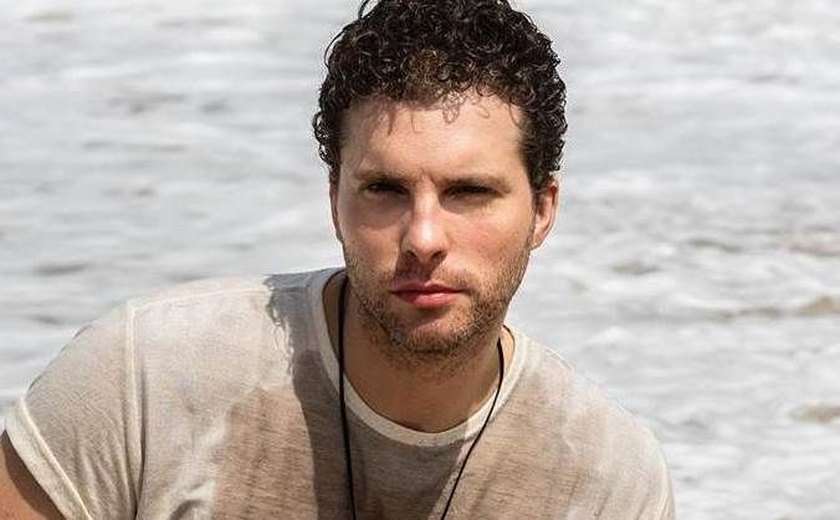 Ator Thiago Fragoso se livra de demissões em massa e renova contrato com a Globo