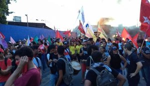 Protesto contra prisão de Lula mobiliza centenas de pessoas em Maceió