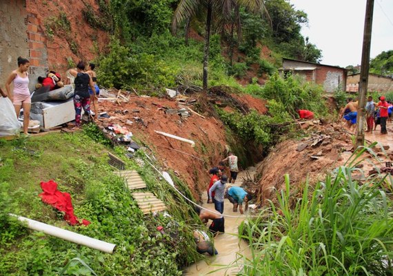 Corpo de bebê que desapareceu após deslizamento de barreira é encontrado