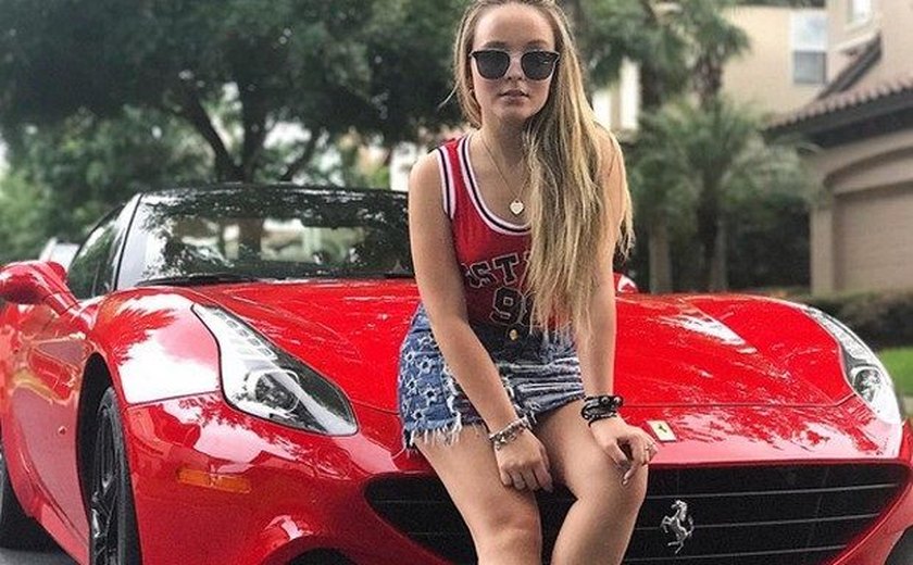 Larissa Manoela posa com Ferrari vermelha de R$ 1,9 milhão nos EUA