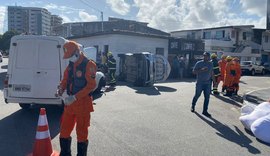 Após colisão, carro tomba no bairro de Cruz das Almas, em Maceió