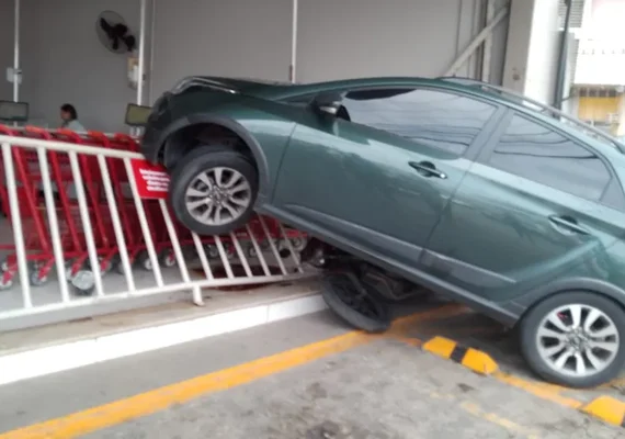 Carro desgovernado passa por cima de moto parada e invade loja no bairro do Jacintinho