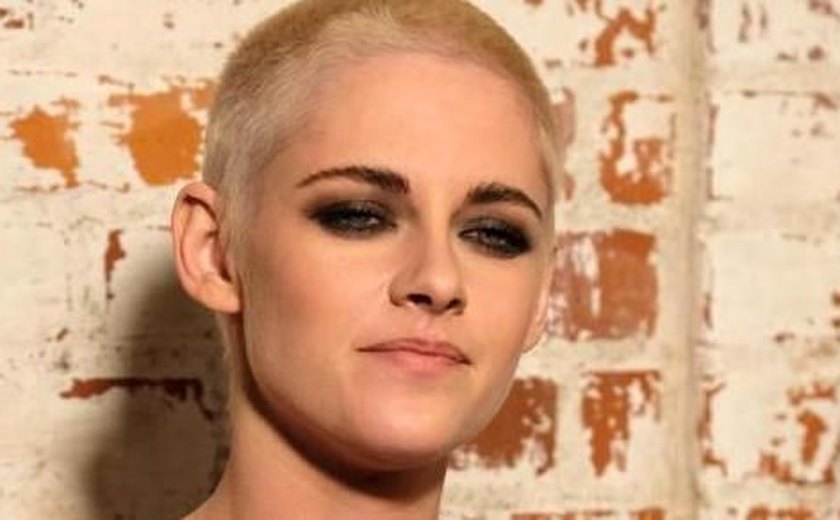 Kristen Stewart aparece careca e platinada em lançamento de filme