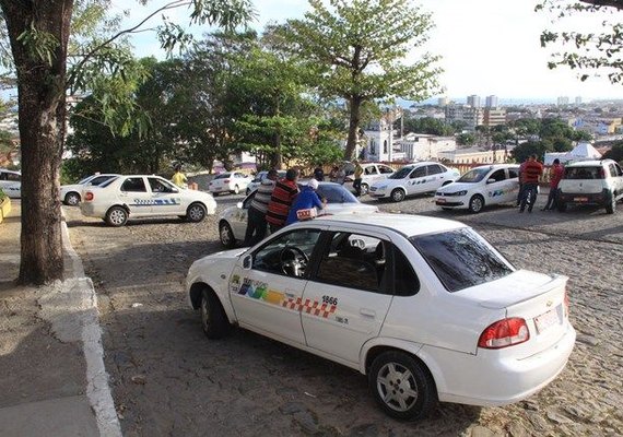 Taxistas protestam contra regulamentação de transporte por aplicativo