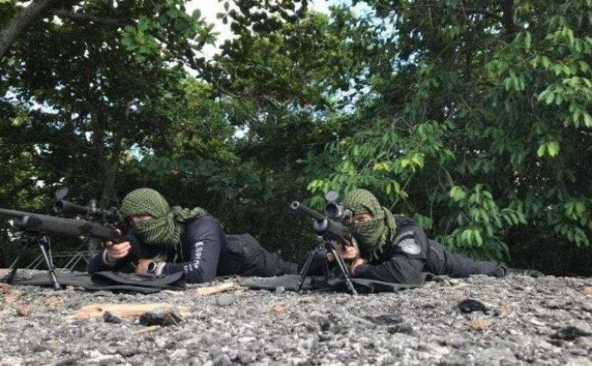 Policiais militares do Bope realizam treinamento de tiro de precisão