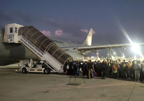 Mais um avião com brasileiros repatriados de Israel chega ao Brasil