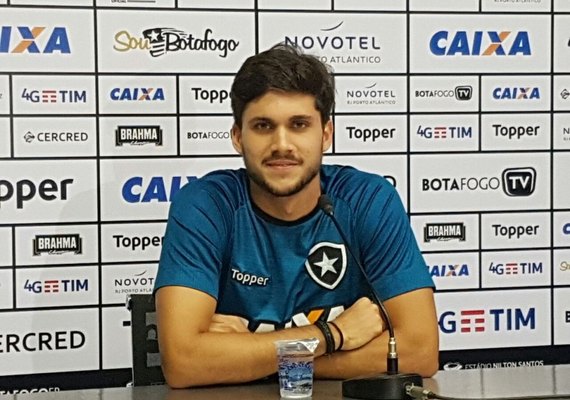 Igor Rabello confirma proposta da Europa, mas garante cabeça no Botafogo